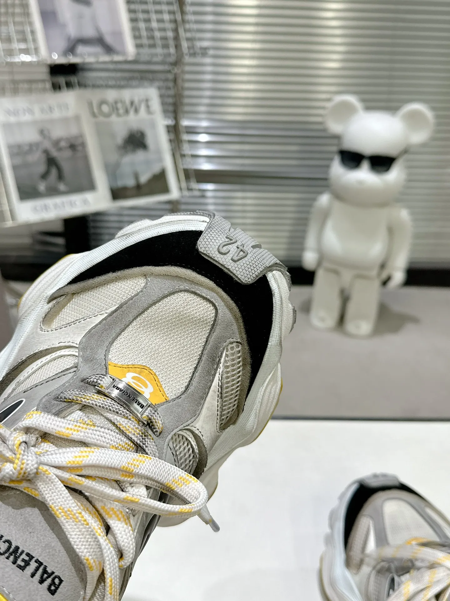 👟👟Ex-factory price 900👟👟 Balenciaga SUMMER 24 Cargo Sneaker Global Limited Edition (JDL) top version super hot! The ultimate secret of 6XL. With the release of Balenciaga's summer 24 series, the 6XL sneakers worn by Liu Haoran on the show once again became a fashion talking point. As soon as the show ended, many bloggers posted reviews of these shoes and comparisons with the 3XL. Looking closely at the whole shoe, there is a larger variant of the "B" logo and a smaller bright yellow as embellishment. The upper material is still normal leather + mesh. All pairs of original materials. Number of yards: 35-45 yards.